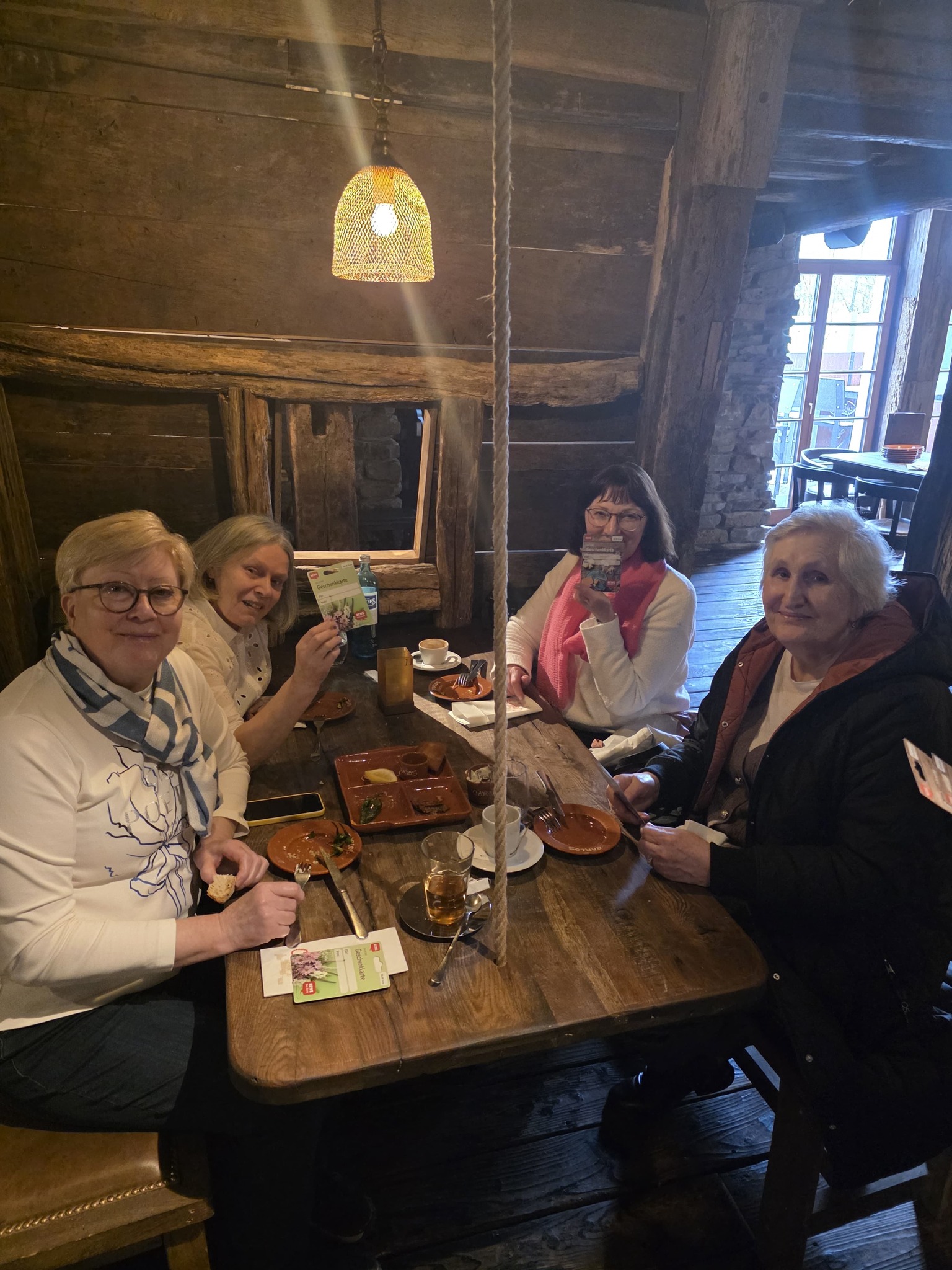 Für die Seniorinnen gab es zusätzlich Oster-Geschenkkarten von Rewe.