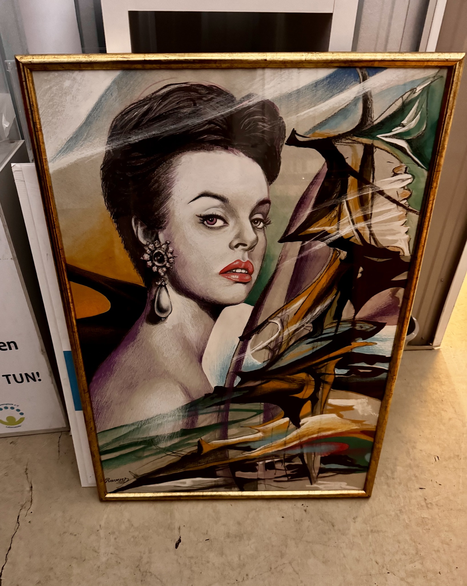 Acryl-Gemälde einer Frau mit roten Lippen.