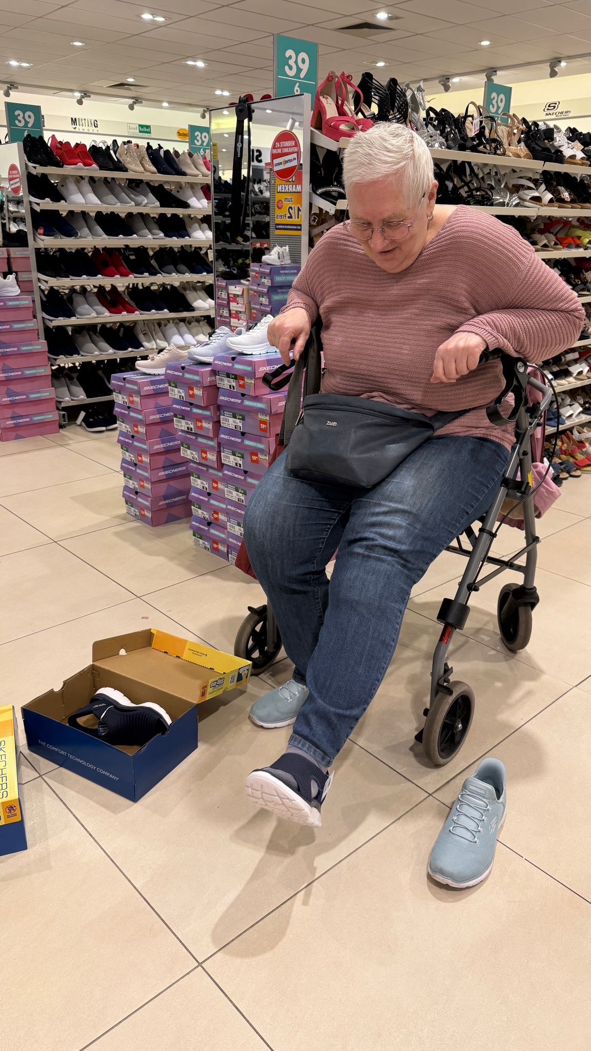 Ulrike Tigges bei der Anprobe neuer bequemer Sandalen