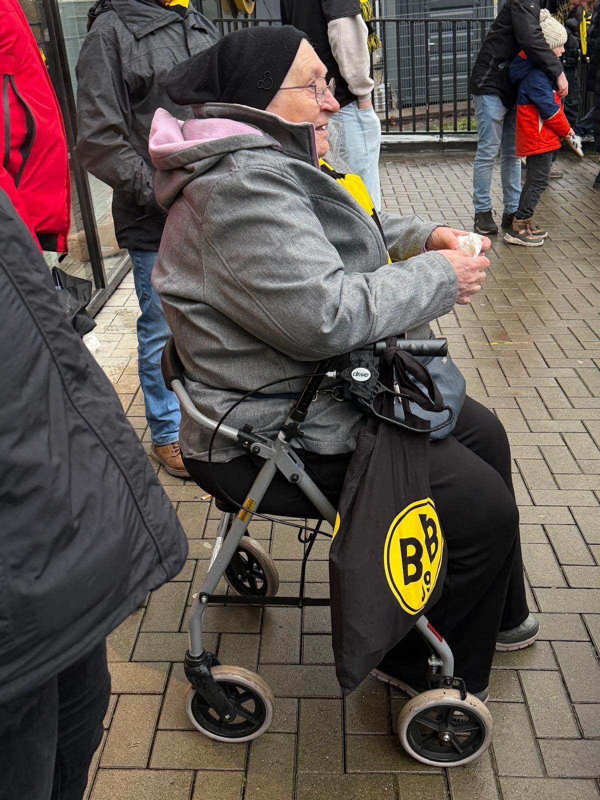 Am Eingang des BVB-Stadions freut sich eine unserer Seniorinnen schon aufs Spiel.