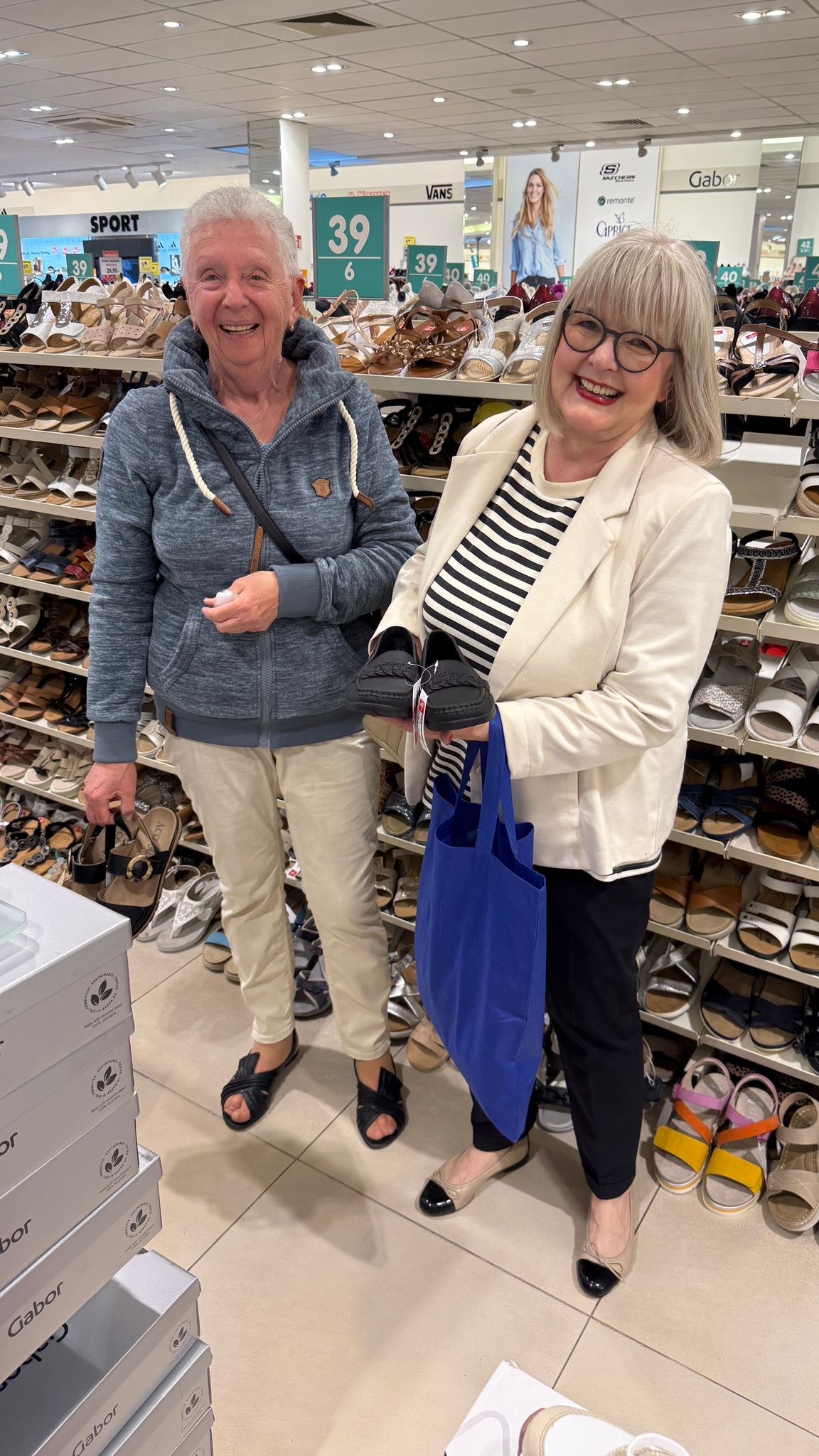 Cornelia Sbosny mit einer der Seniorinnen bei der Schuh-Anprobe
