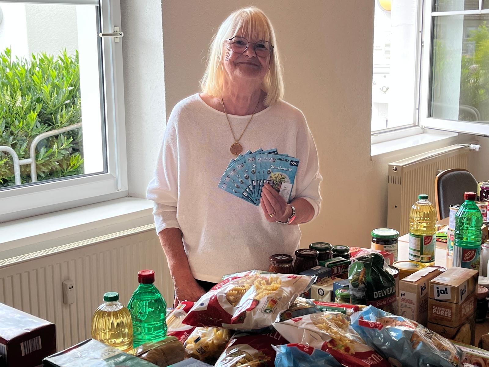 Lebensmittelgutscheine von ALDI bei der Seniorentafel in Dortmund-Koerne