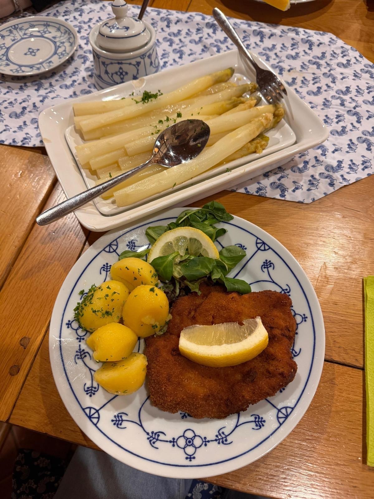 Schnitzel mit Kartoffeln und Spargel