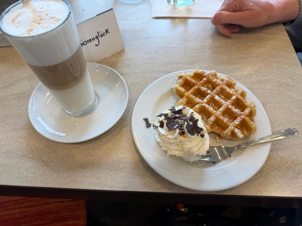 Belgische Waffeln mit Sahne und Schokostreuseln - und Latte Macchiato