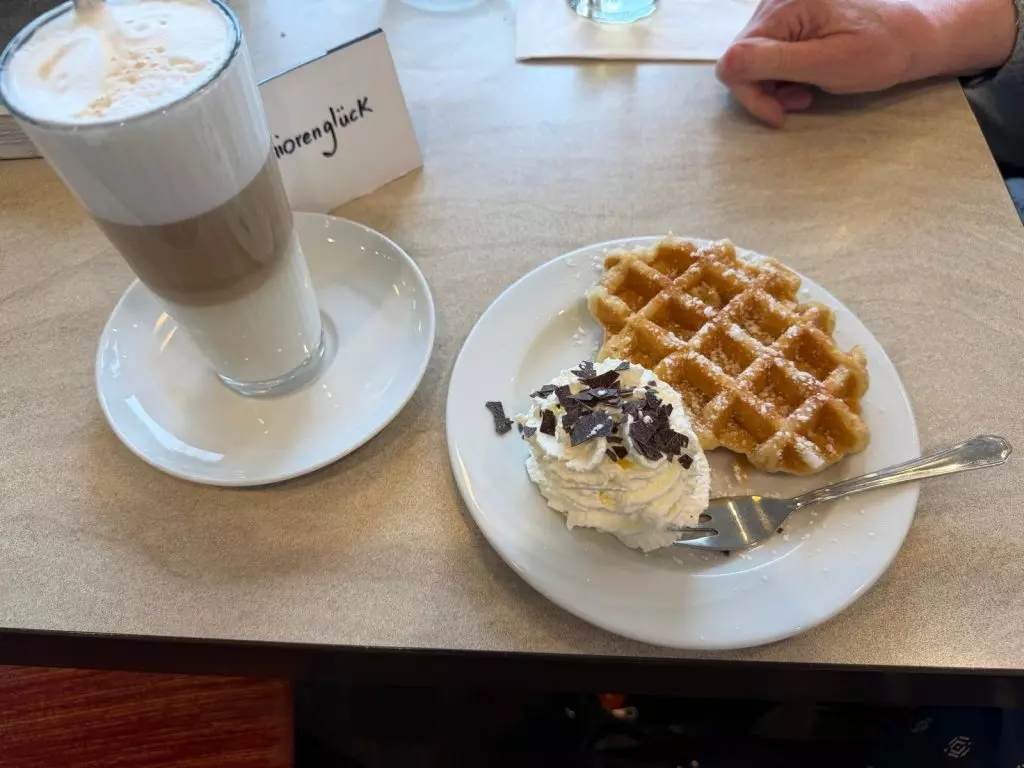 Belgische Waffeln mit Sahne und Schokostreuseln - und Latte Macchiato