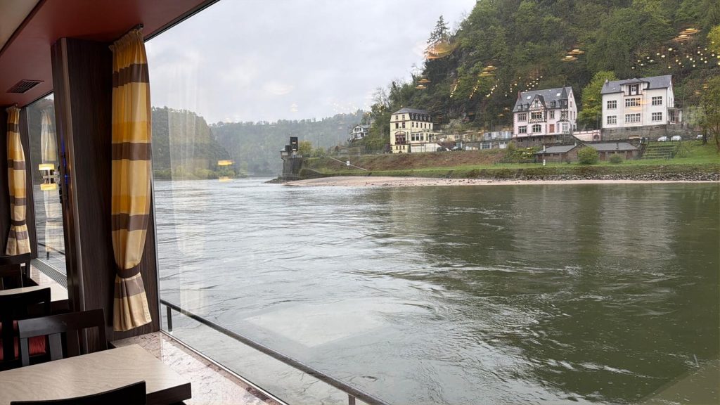 Fachwerkbauten am Rheinufer - vom Schiff aus fotografiert