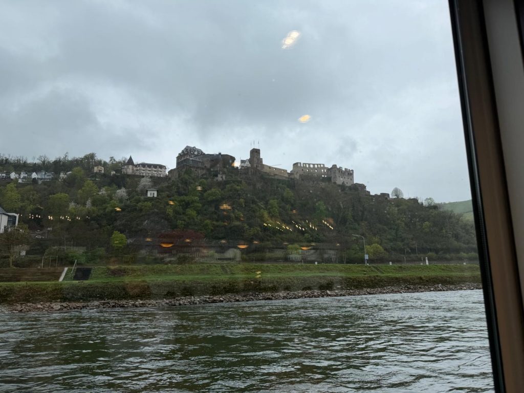 Eine Burgruine auf dem Loreley-Felsen