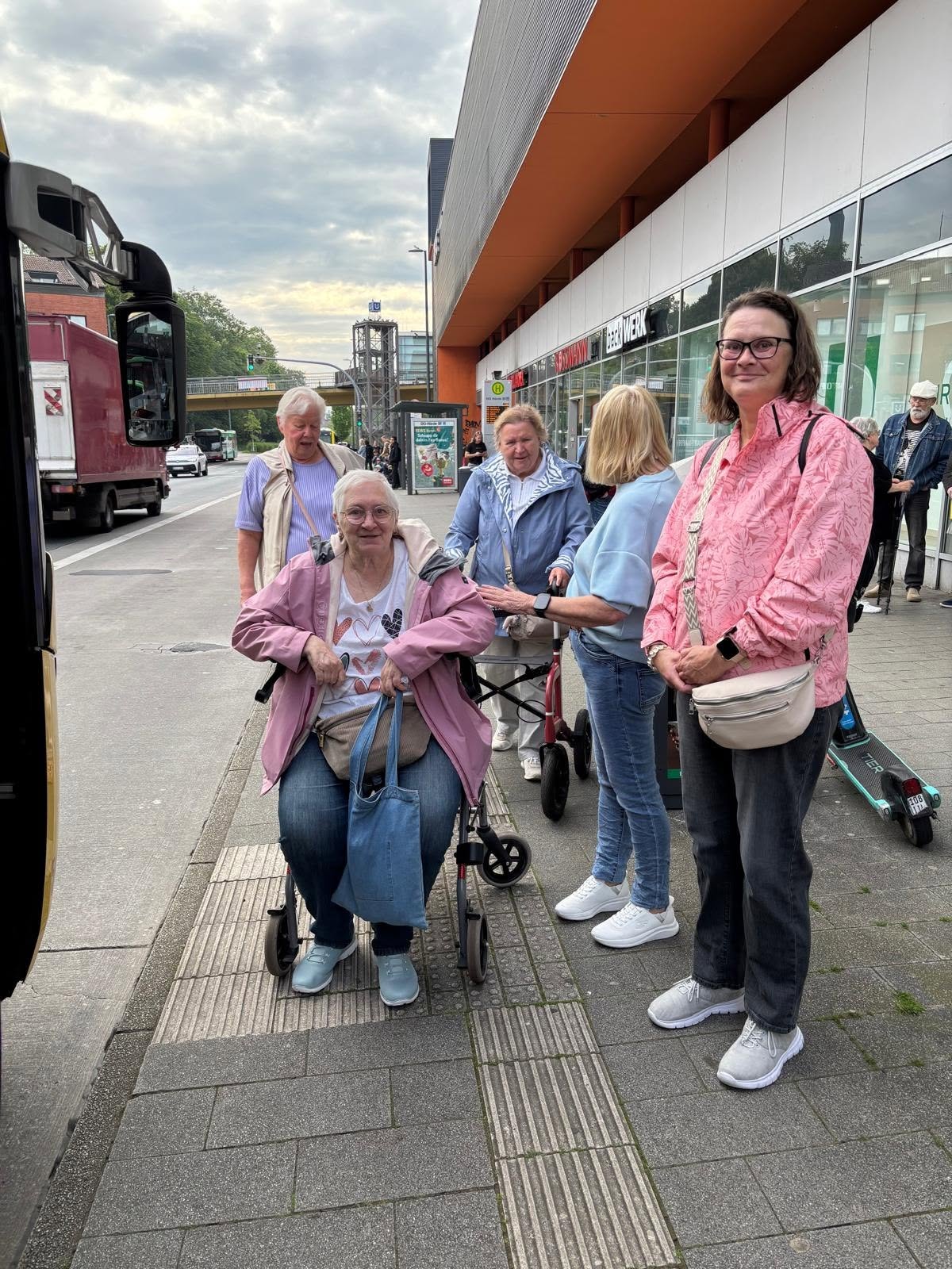 Die Seniorinnen und Senioren sind am Gasometer angekommen.
