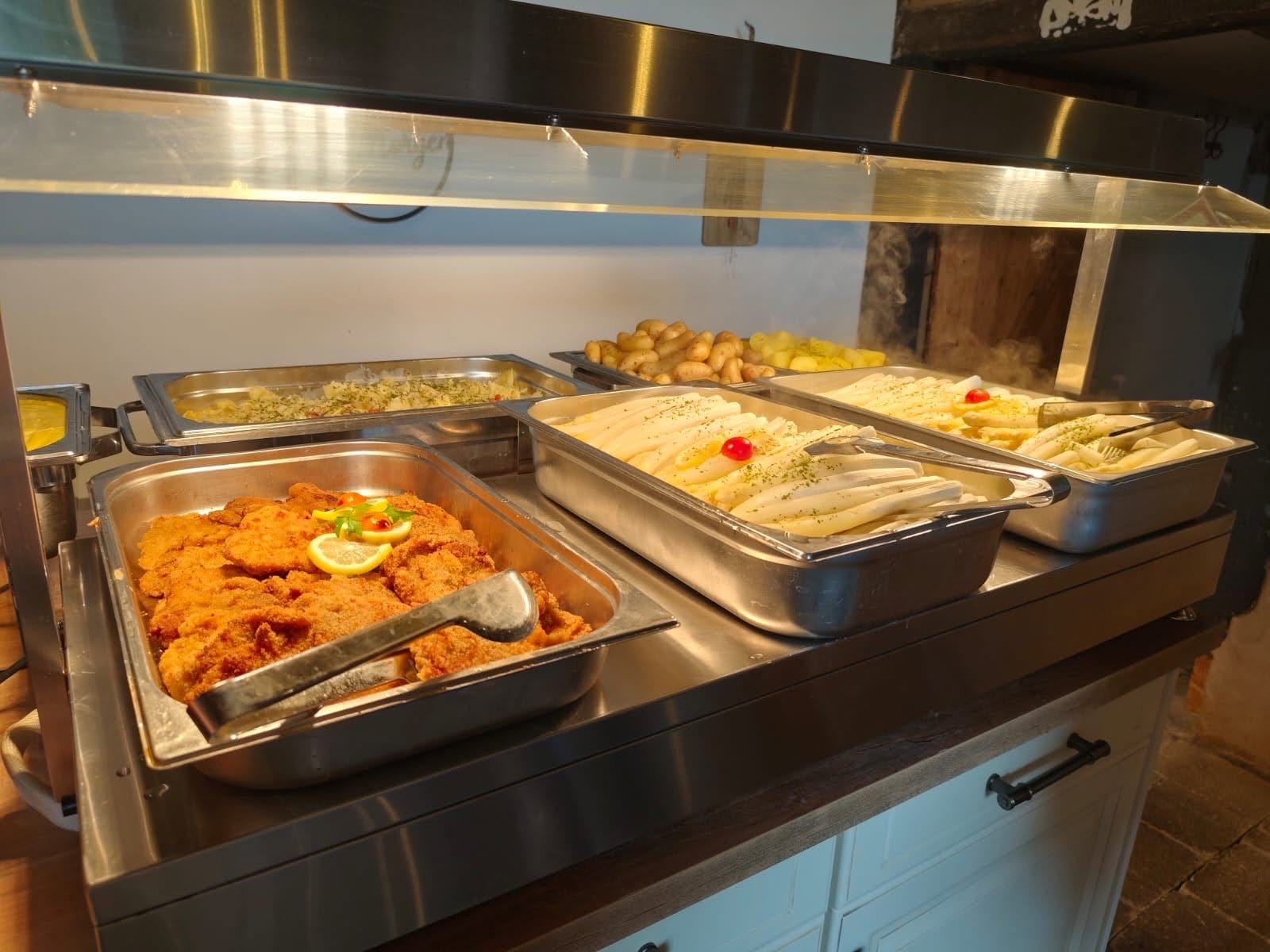 Das Spargelbuffet: Spargel, Schnitzel, Dampf- und Pellkartoffeln und Spargelsalat.