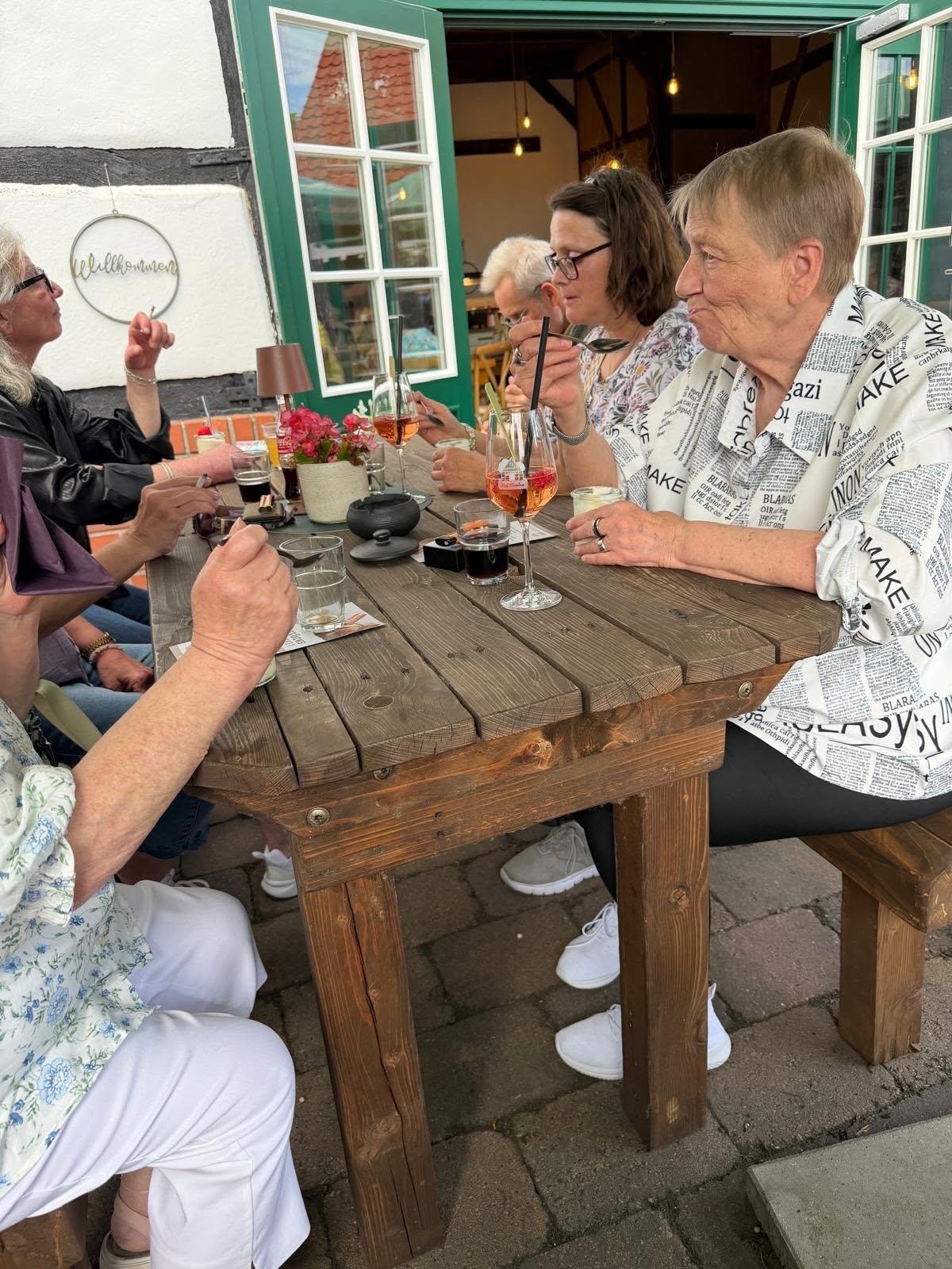 Im Hof Menken genossen die Seniorinnen Aperol Spritz - und das Vanille-Dessert.