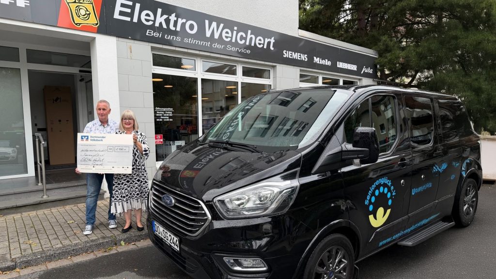 Danke an Elektro Weichert: Uli Weichert und Cornelia Sbosny zeigen den Spenden-Scheck von 1.900 Euro.