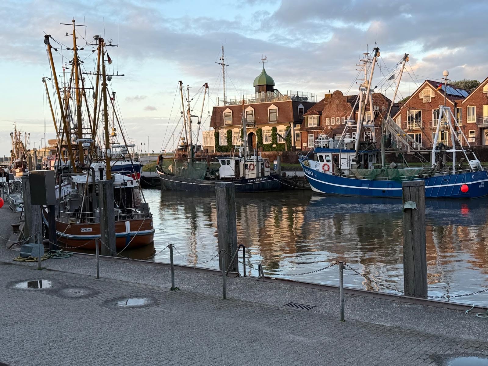 Im Hafen von Neuharlingersiel sind drei große Segelschiffe zu sehen.