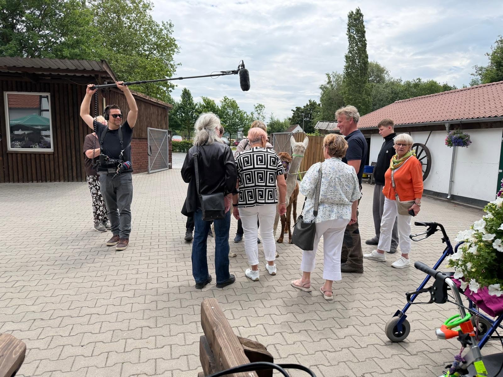 Auf dem Spargel- und Erdbeerhof Menken in Castrop-Rauxel filmte das WDR-Kamerateam weiter.