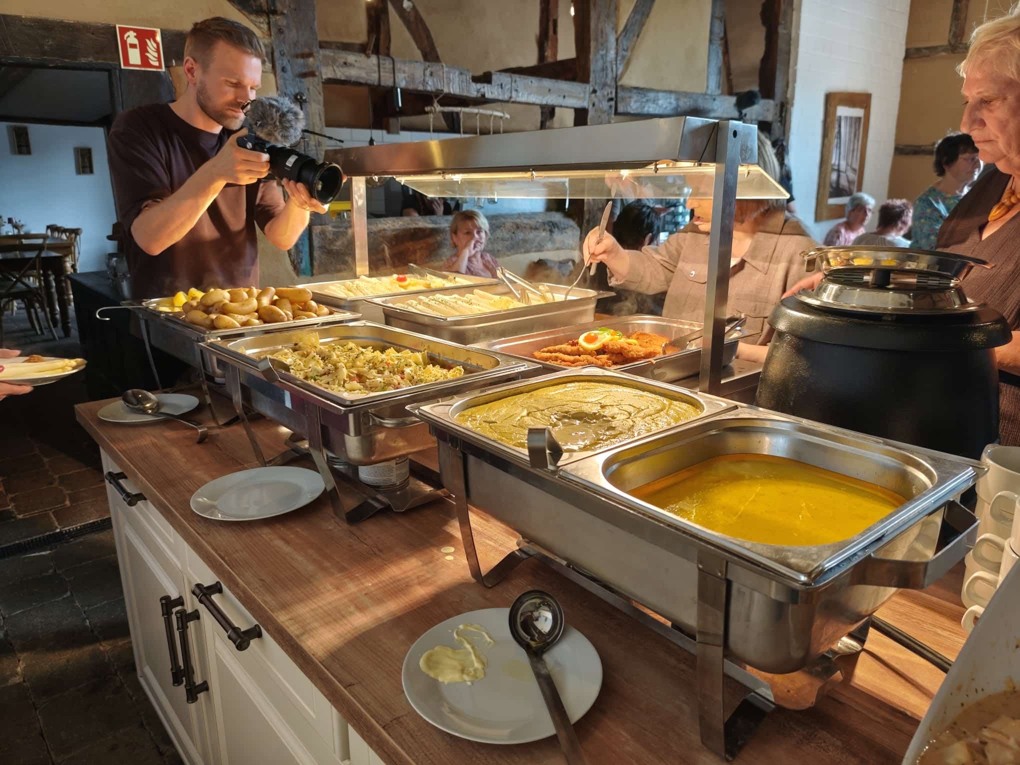 Das Spargelbuffet wurde ebenfalls gefilmt.