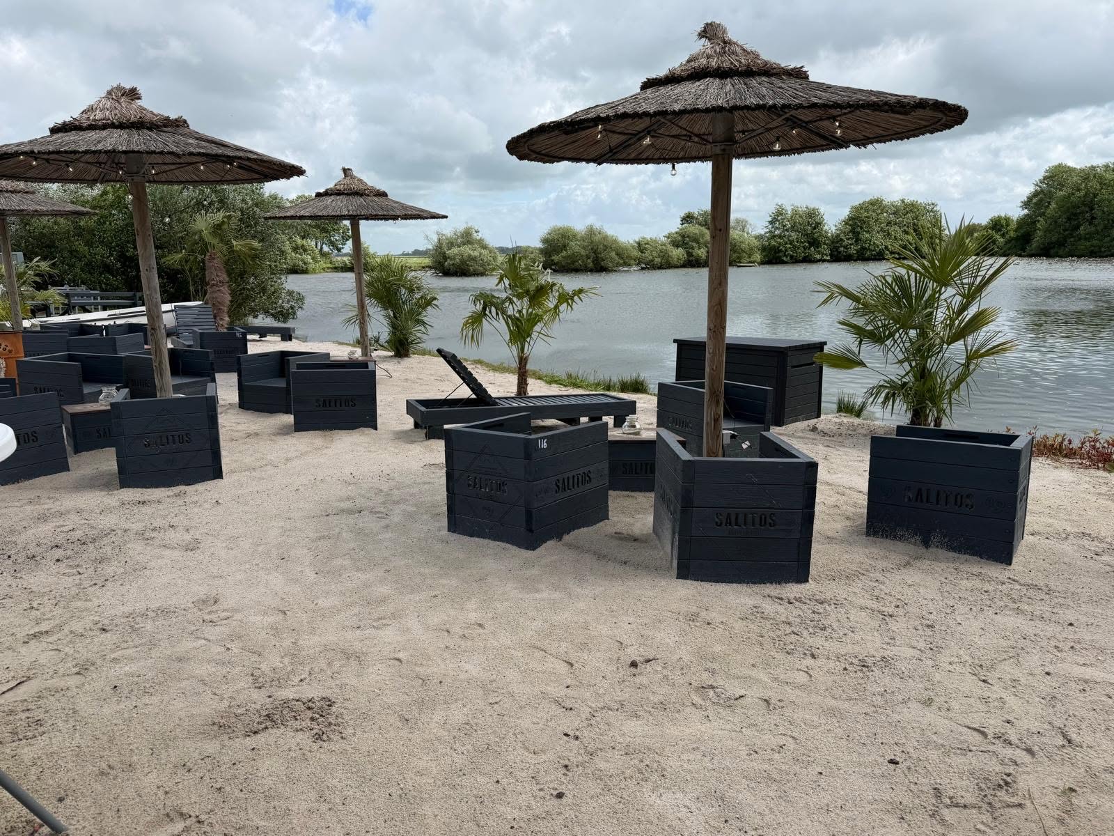 Eine Strandbar am See