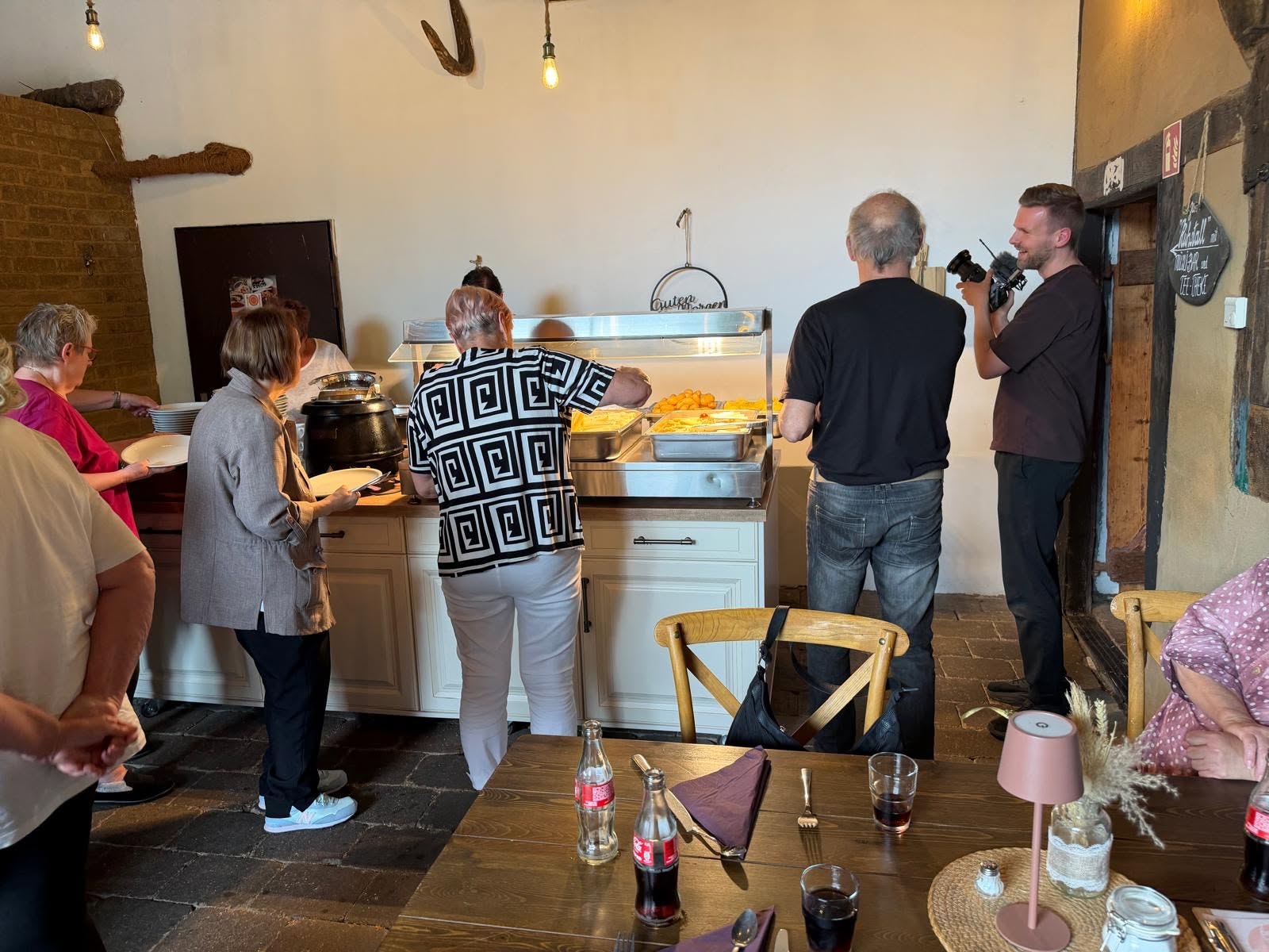 Am Spargelbuffet decken sich die Seniorinnen und Senioren mit Spargel, Sauce Hollandaise, Kartoffeln und Schnitzeln ein