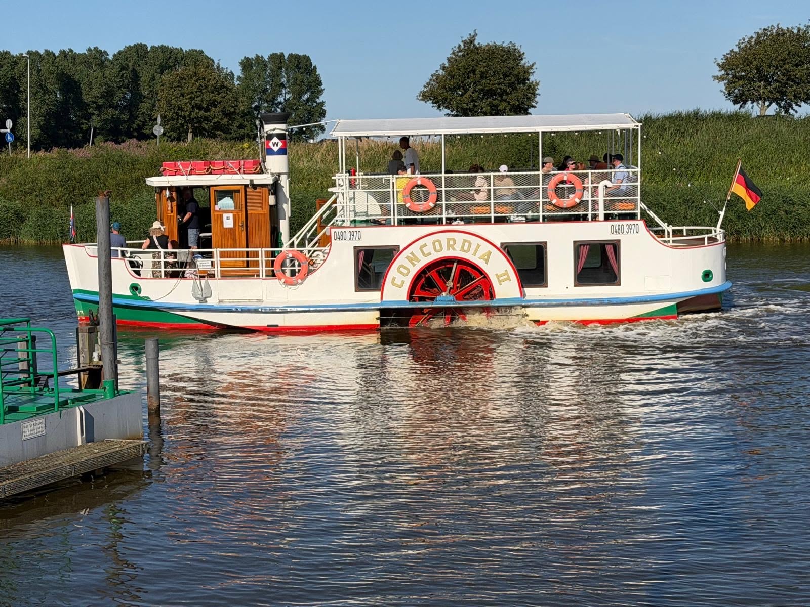 Der Raddampfer "Concordia II" läuft im Hafen von Neuharlingersiel ein.