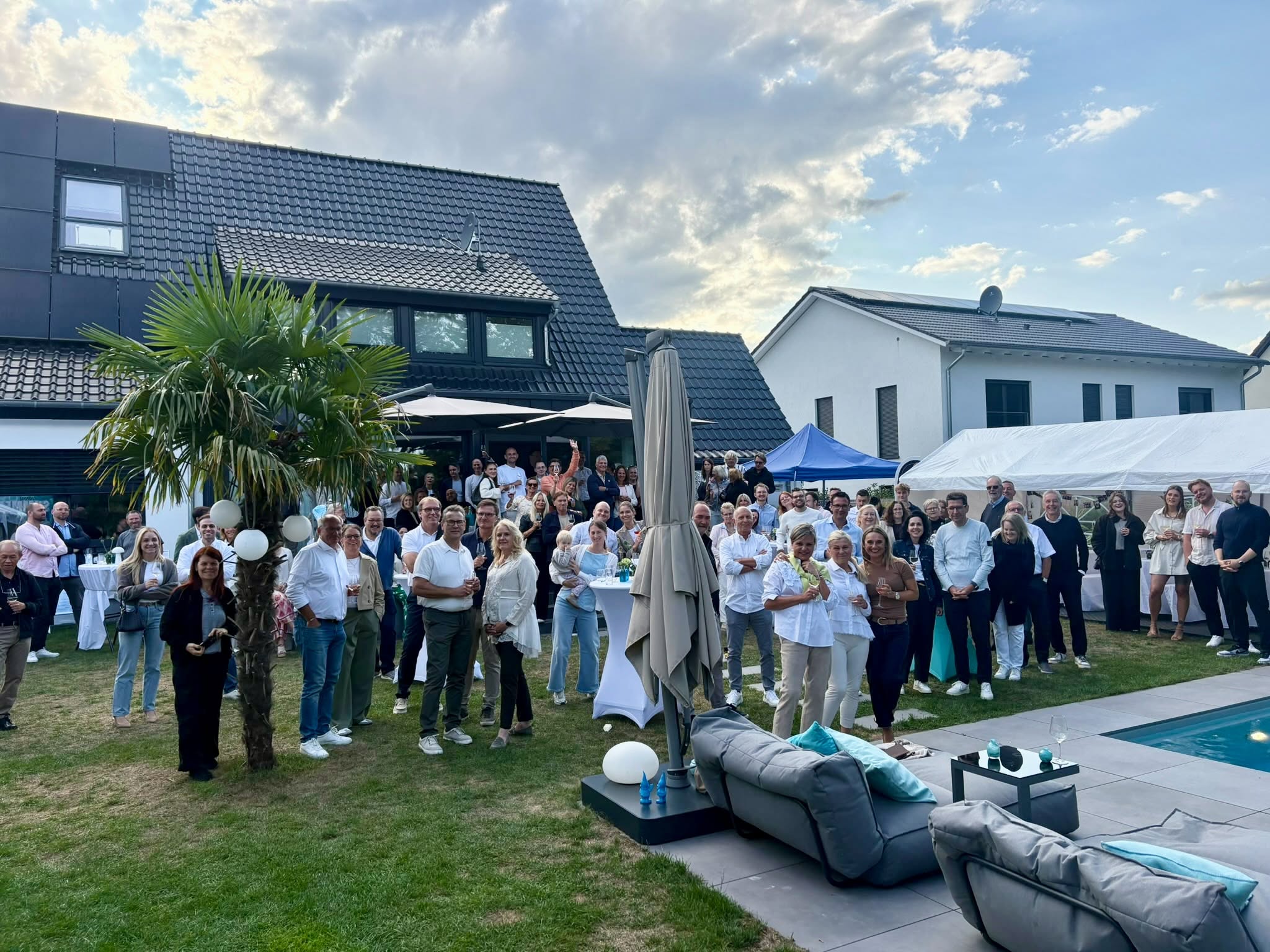 Rund 100 Gäste fanden sich zum Sommerfest bei Familie Dr. Uwe Allmann ein.