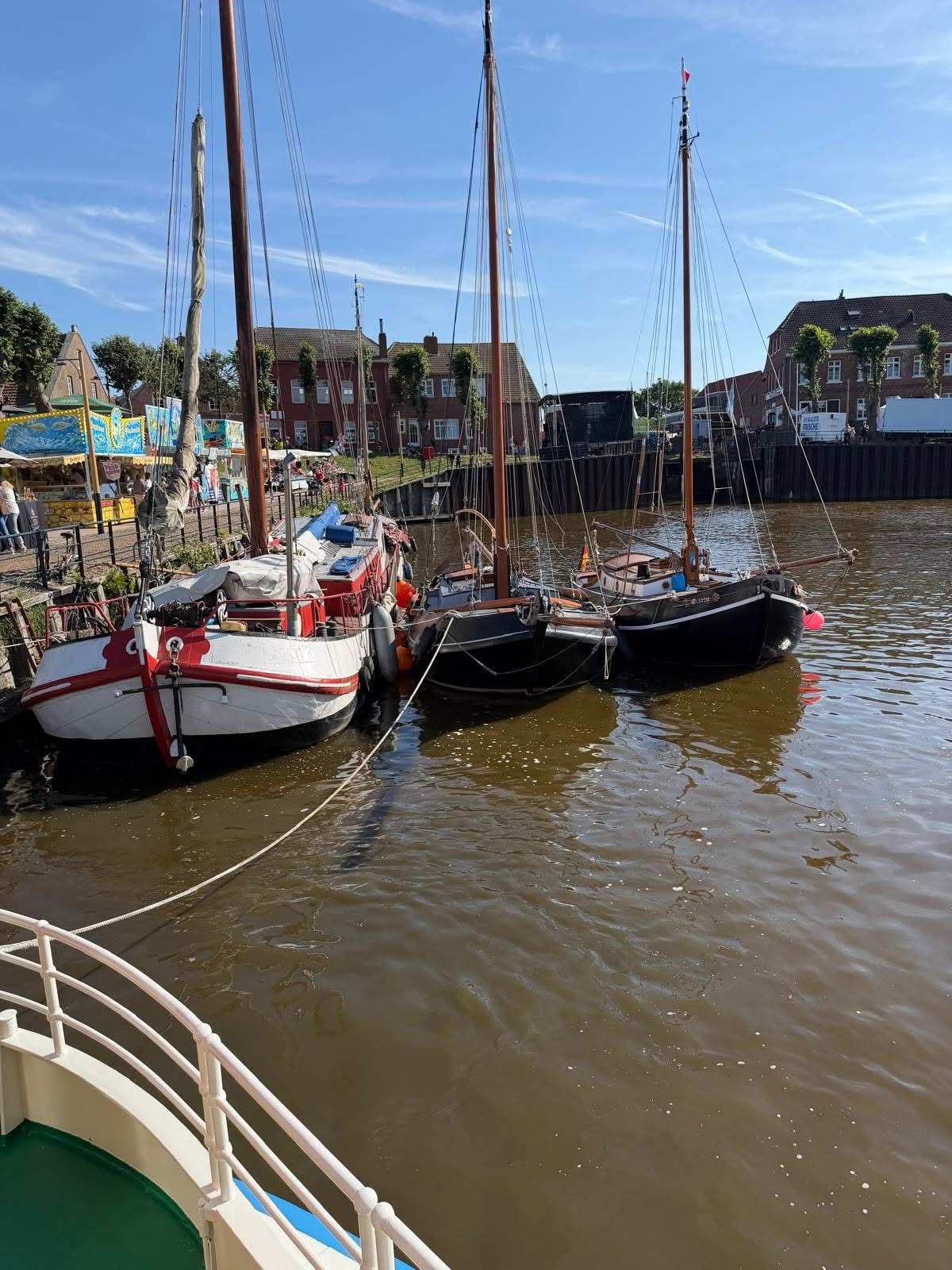 Im Hafen von Neuharlingersiel sind einige Schiffe zu sehen.