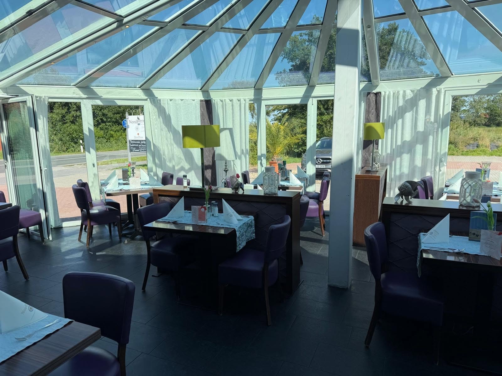 Das Hotel Nordstern von innen - das Restaurant mit Ausgang zur Terrasse