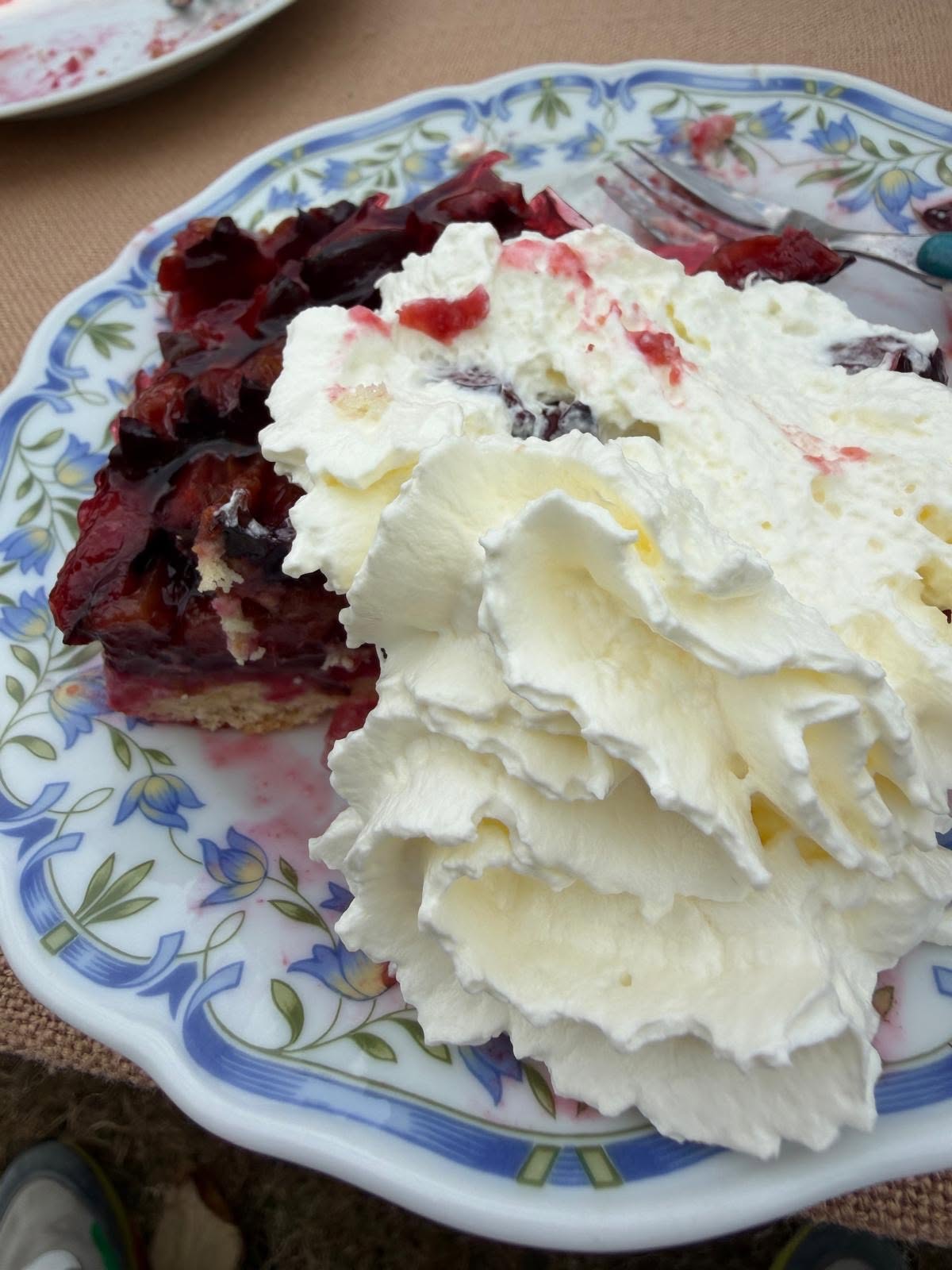 Pflaumenkuchen mit Sahne