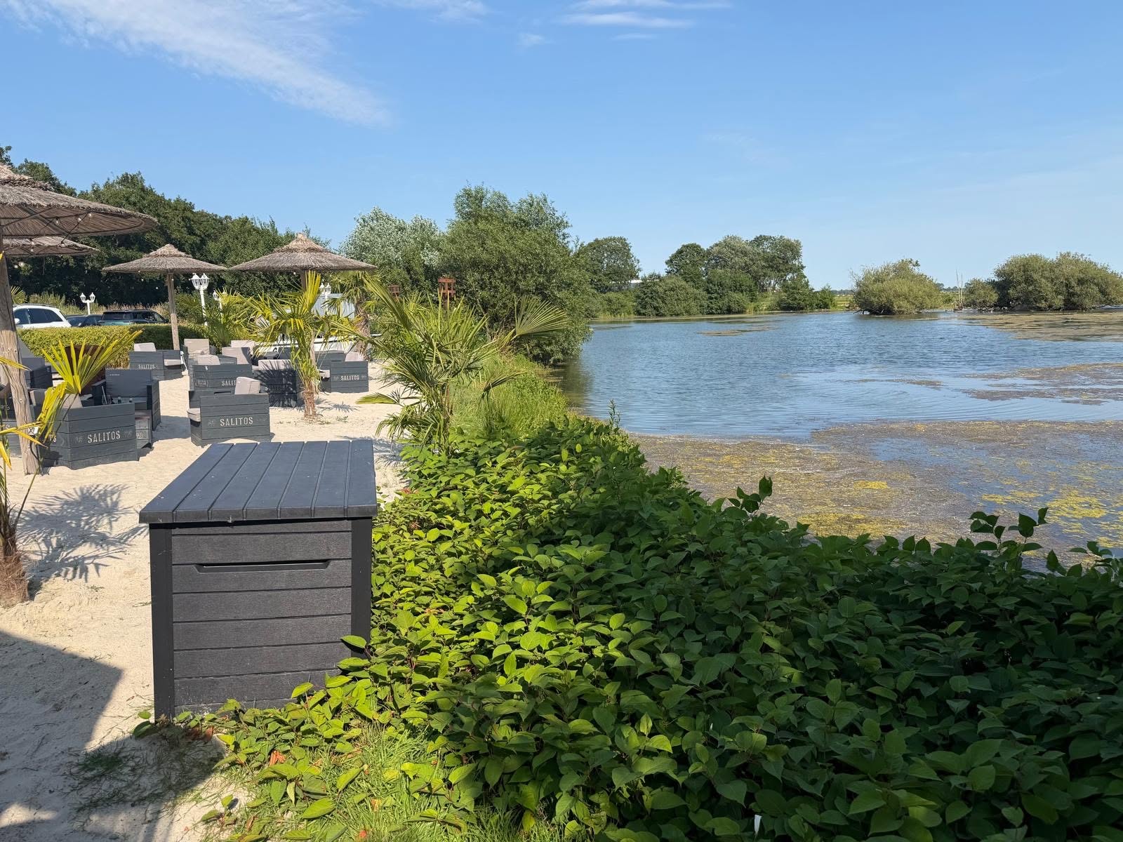Neben der Hotel-Terrasse befindet sich auch ein kleiner See.