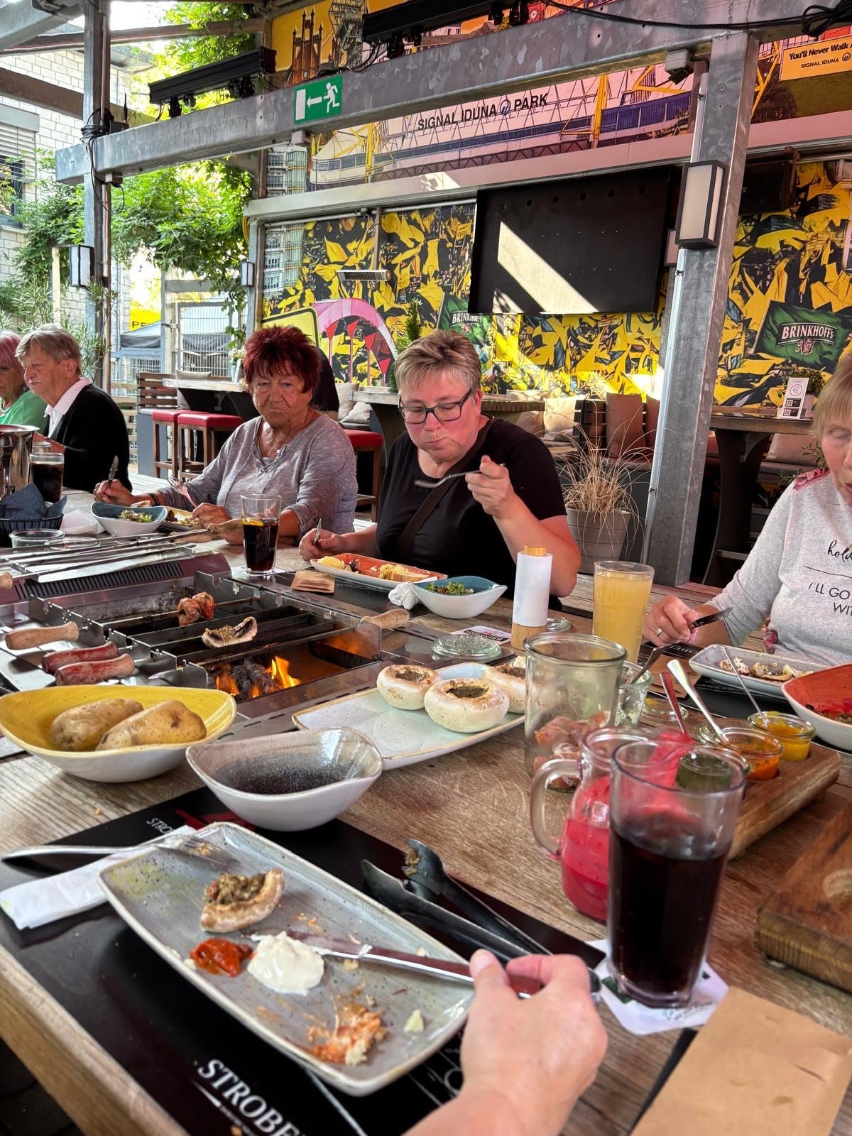 Lachen, Quatschen, Essen, Trinken - das Grill-Fest klingt gemütlich aus.