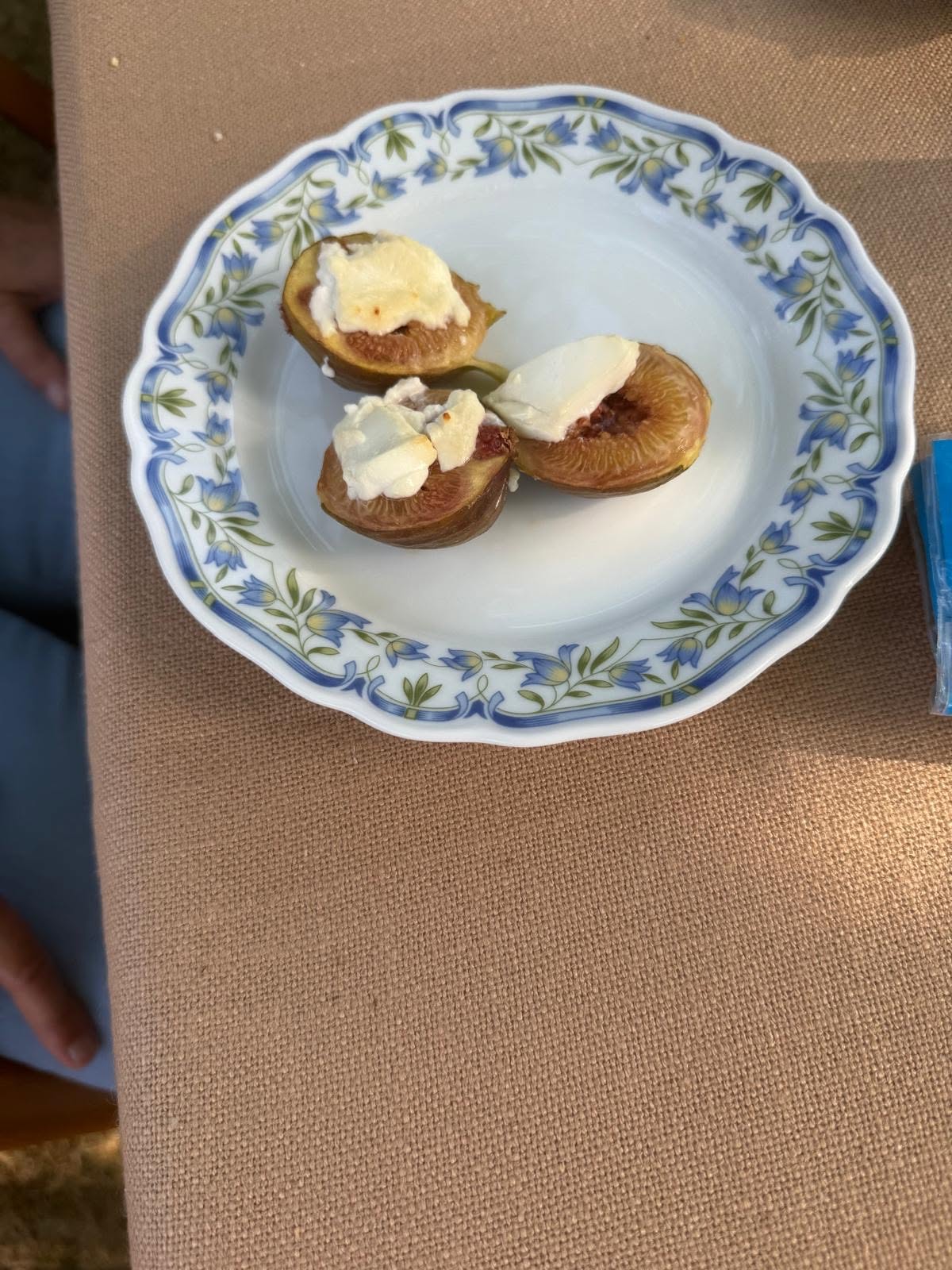 Frische Feigen mit Ziegenkäse