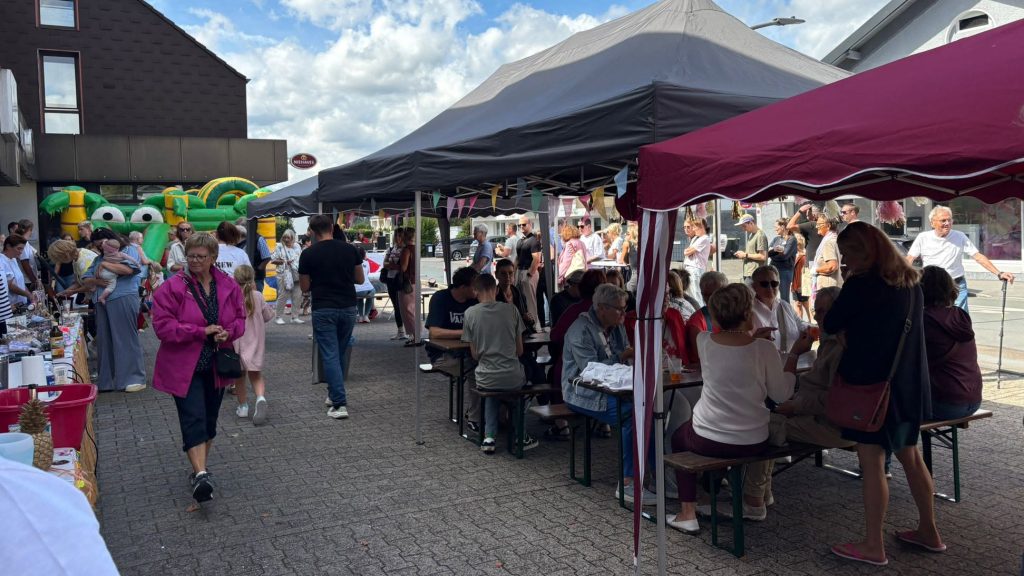 Frau Patricia Klawitter-Floer hatte die Seniorinnen und Senioren zu einem zünftigen Sommerfest in ihrem Frisör-Salon eingeladen.