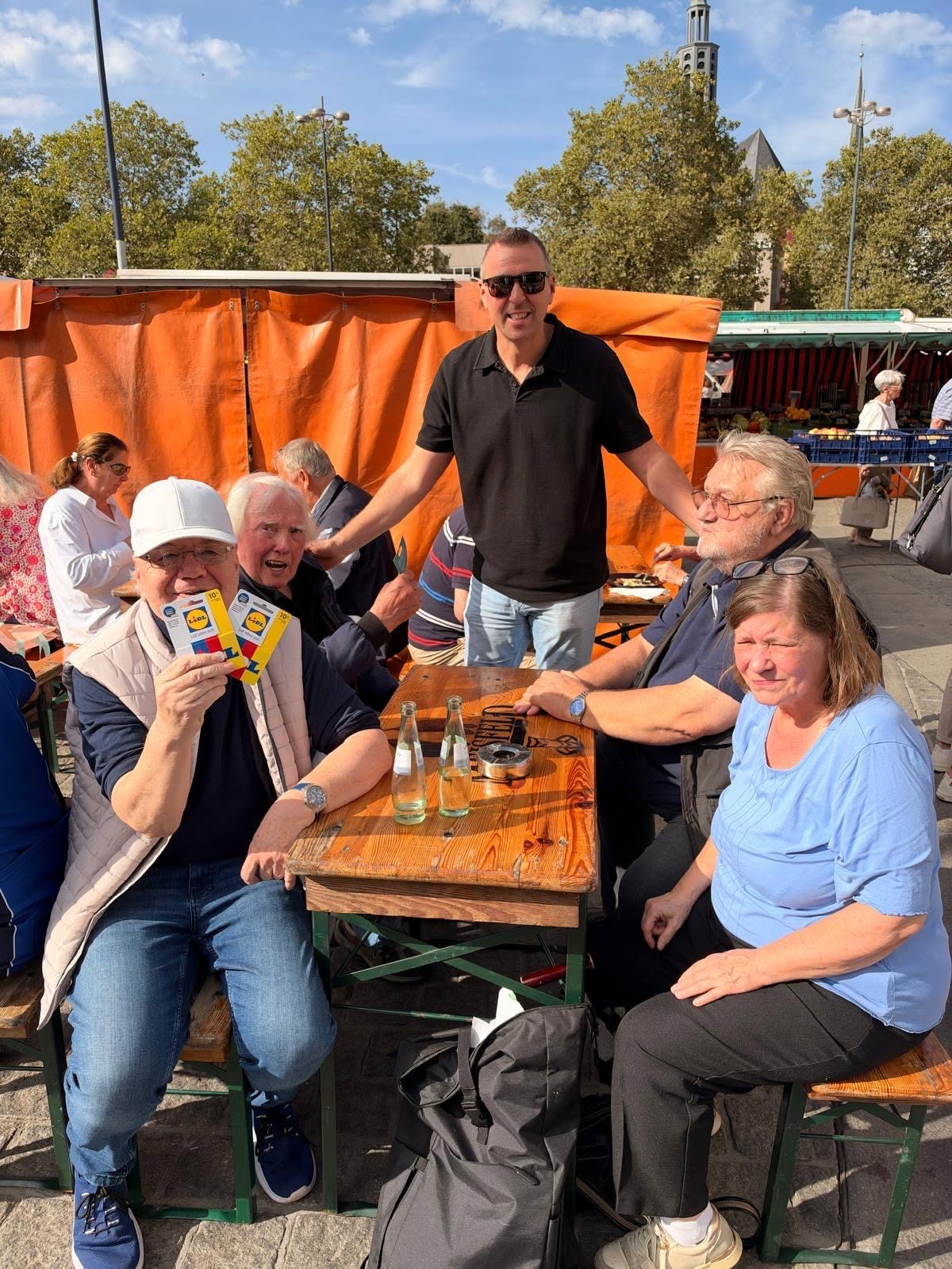 Auf dem Dortmunder-Wochenmarkt erhielten die bedürftigen Seniorinnen und Senioren auch Lebensmittelgutscheine - diesmal von Lidl.