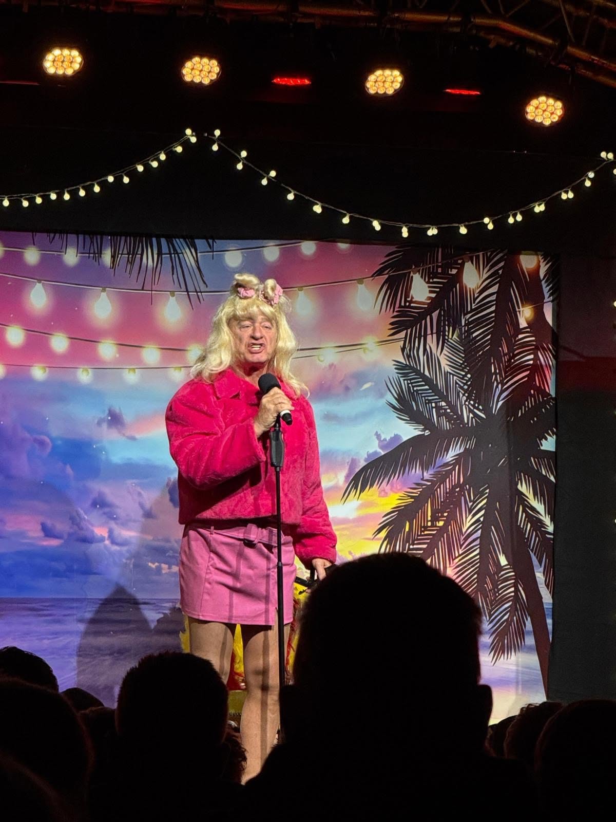 Volle Packung Weiblichkeit - Tom Gerhardt als sexy Frau verkleidet.