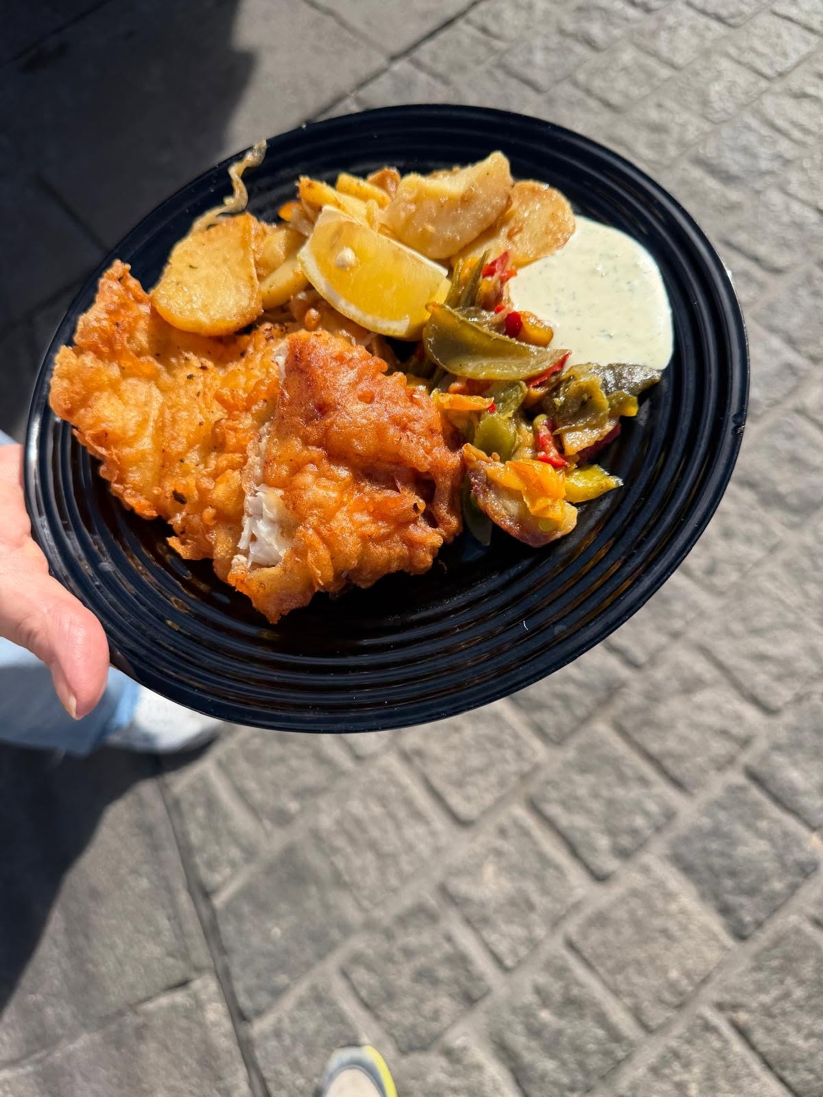 Backfisch mit Bratkartoffeln und Gemüse