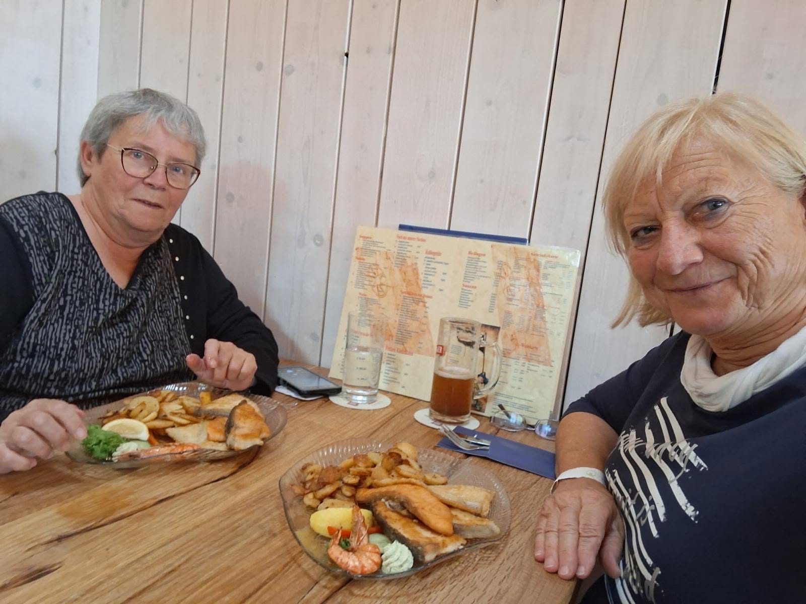 Mit frischen Backfisch mit Bratkartoffeln haben sich die Urlauber und Urlauberinnen unterwegs gestärkt.