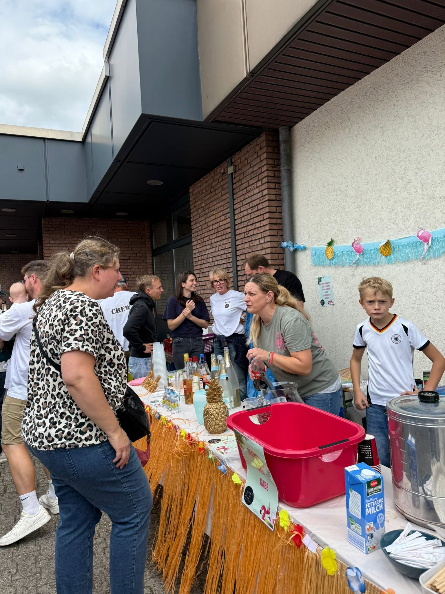 Am Getränke-Buffet wurden auch Spenden eingesammelt.