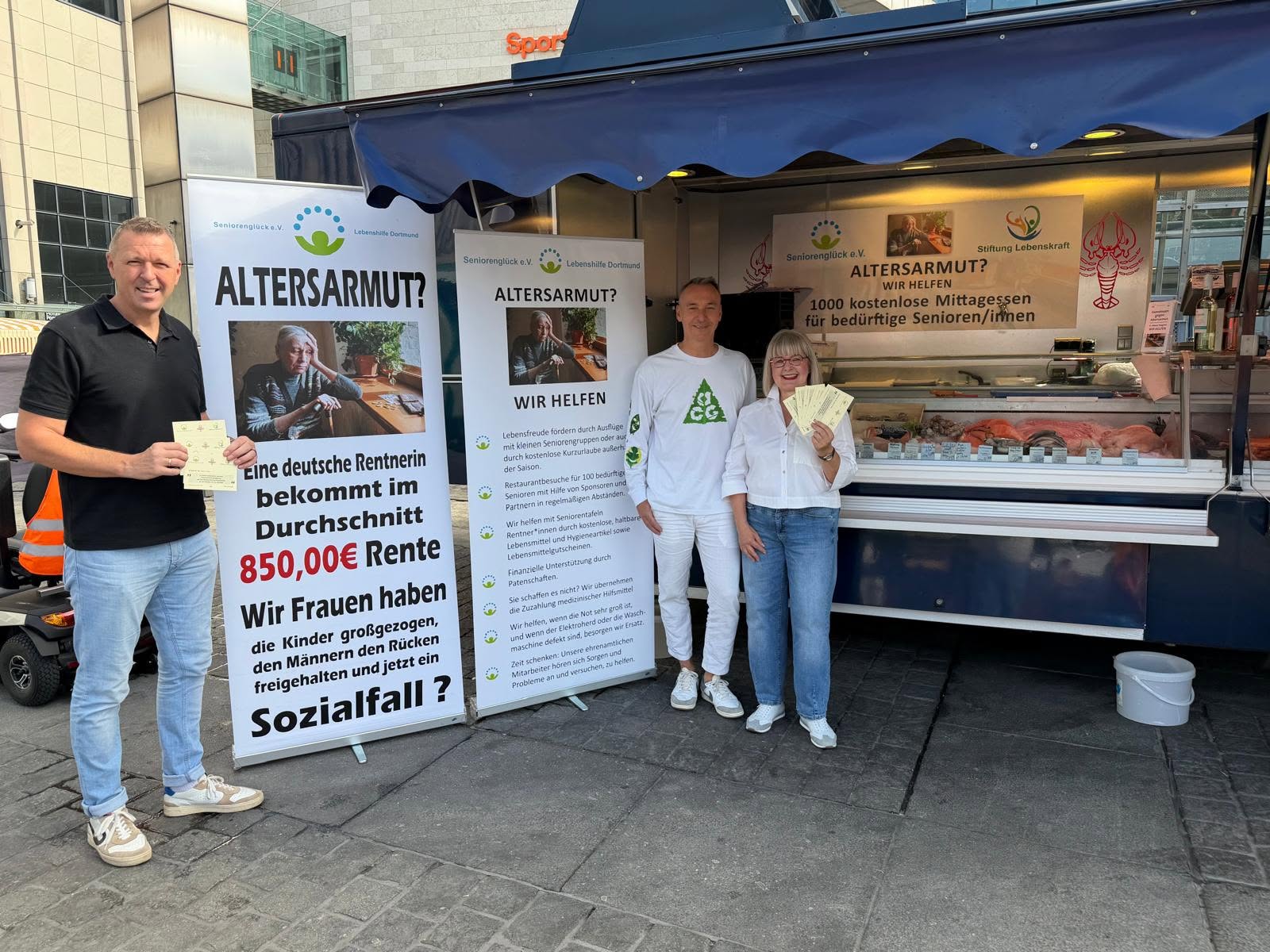 Am Stand von Fischkosthandel Meisfeld gab es wieder einmal 1000 kostenlose Mittagessen für bedürftige Seniorinnen und Senioren.