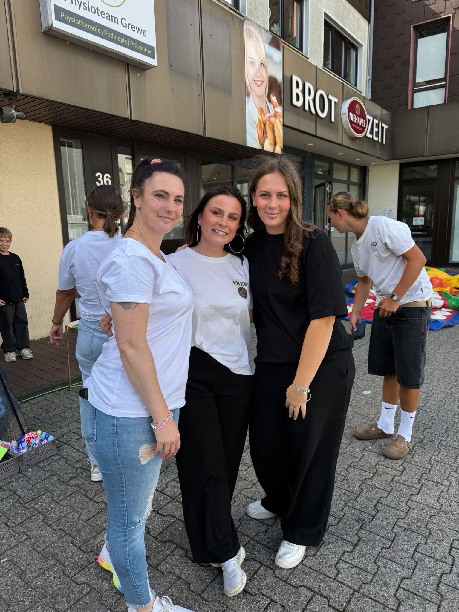 Drei Crew-Mitglieder vor dem Frisör-Salon