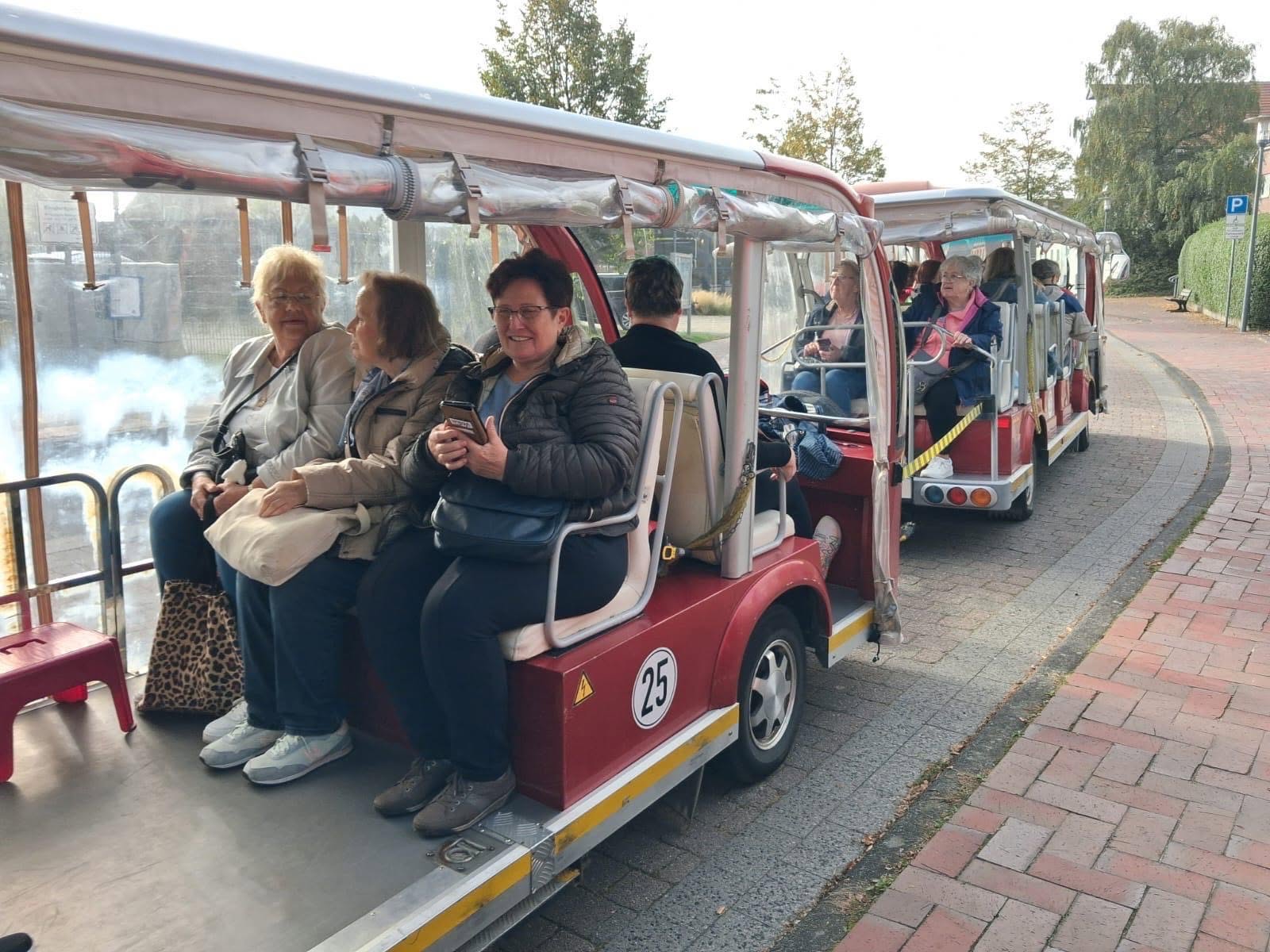 Eine Fahrt mit einer Bimmelbahn haben die Seniorinnen und Senioren auch unternommen.