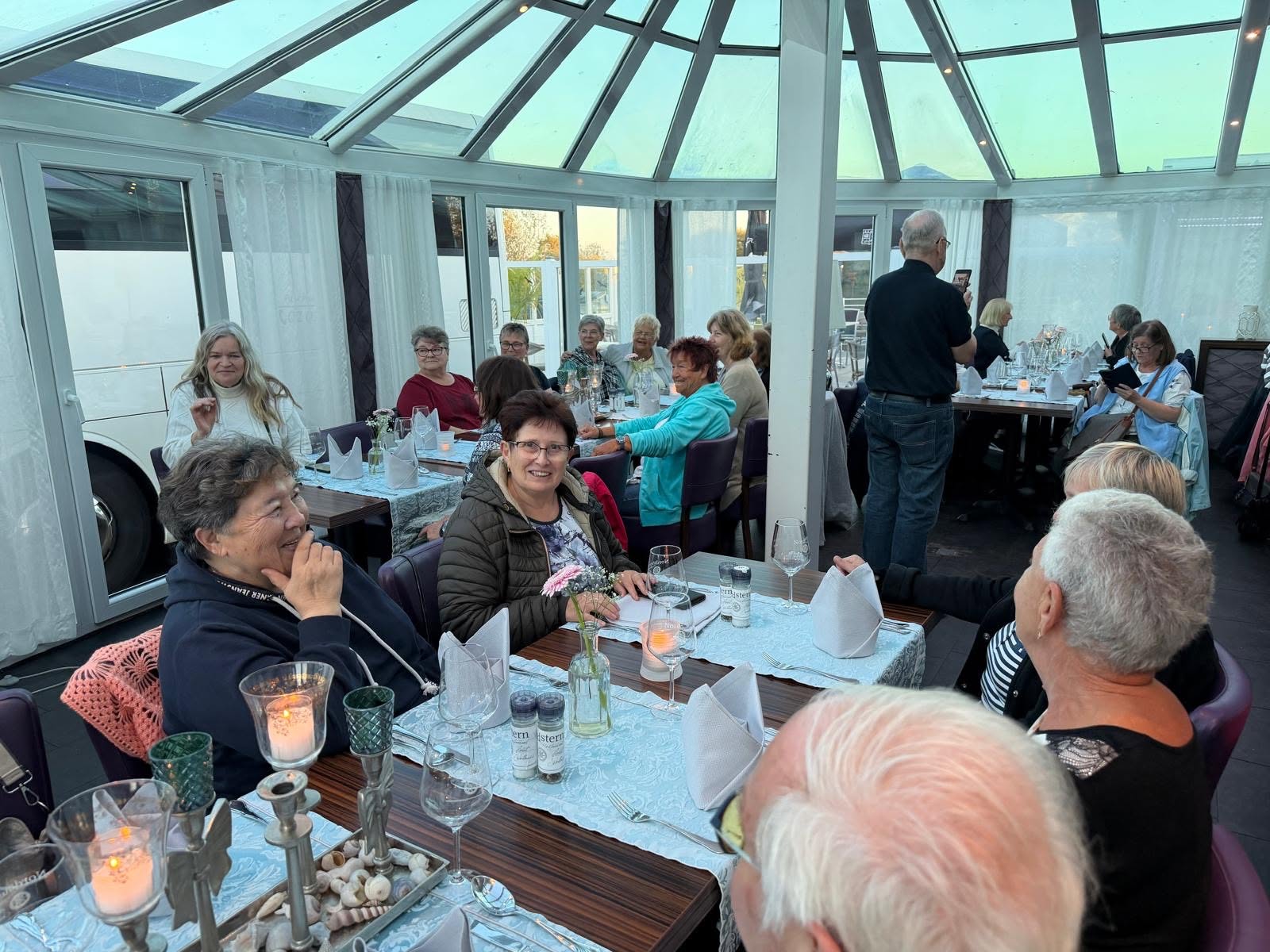 Im Restaurant haben die Seniorinnen und Senioren frischen Fisch gegessen.
