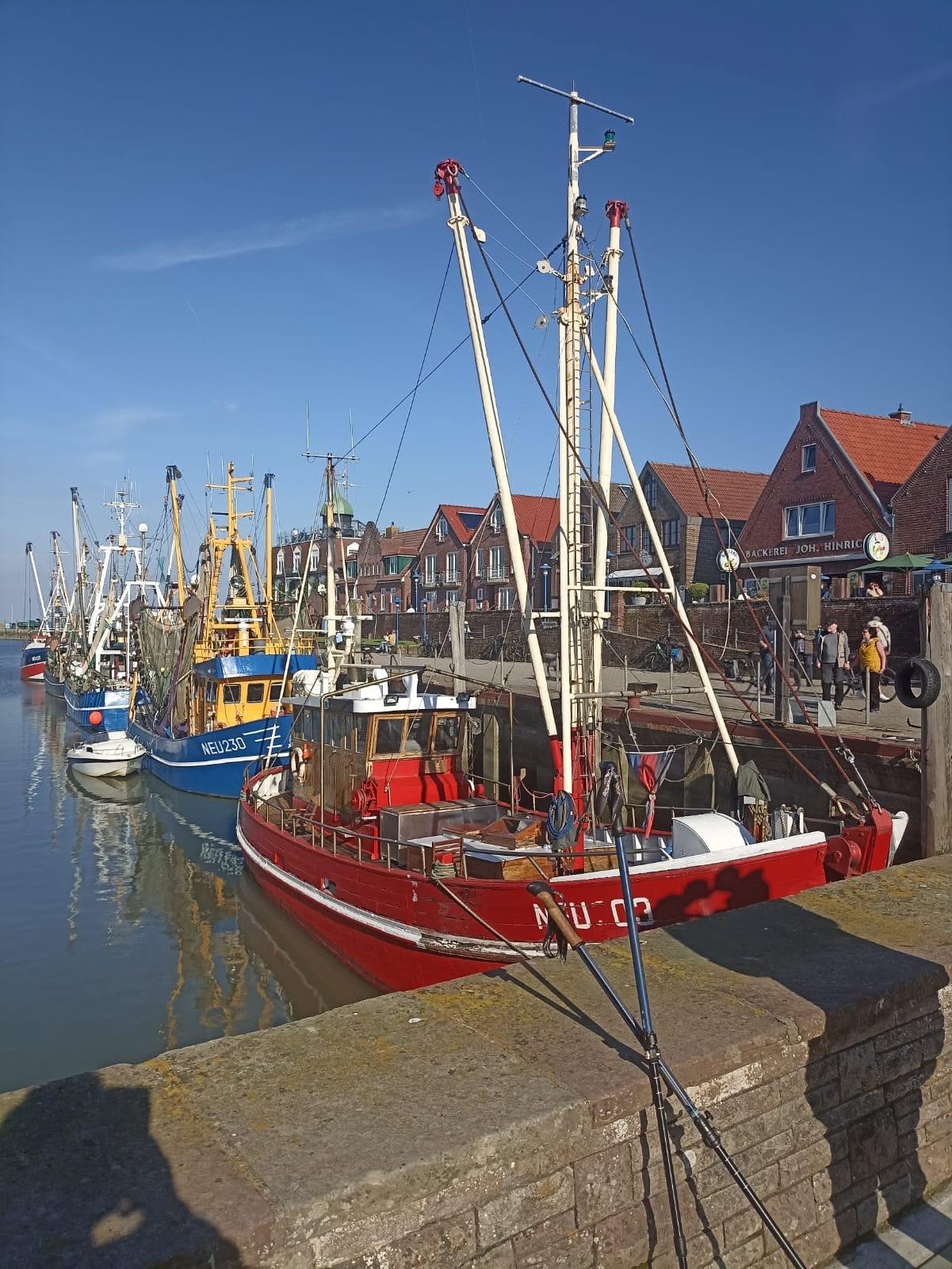 Die Schiffe im Hafen von Neuharlingersiel