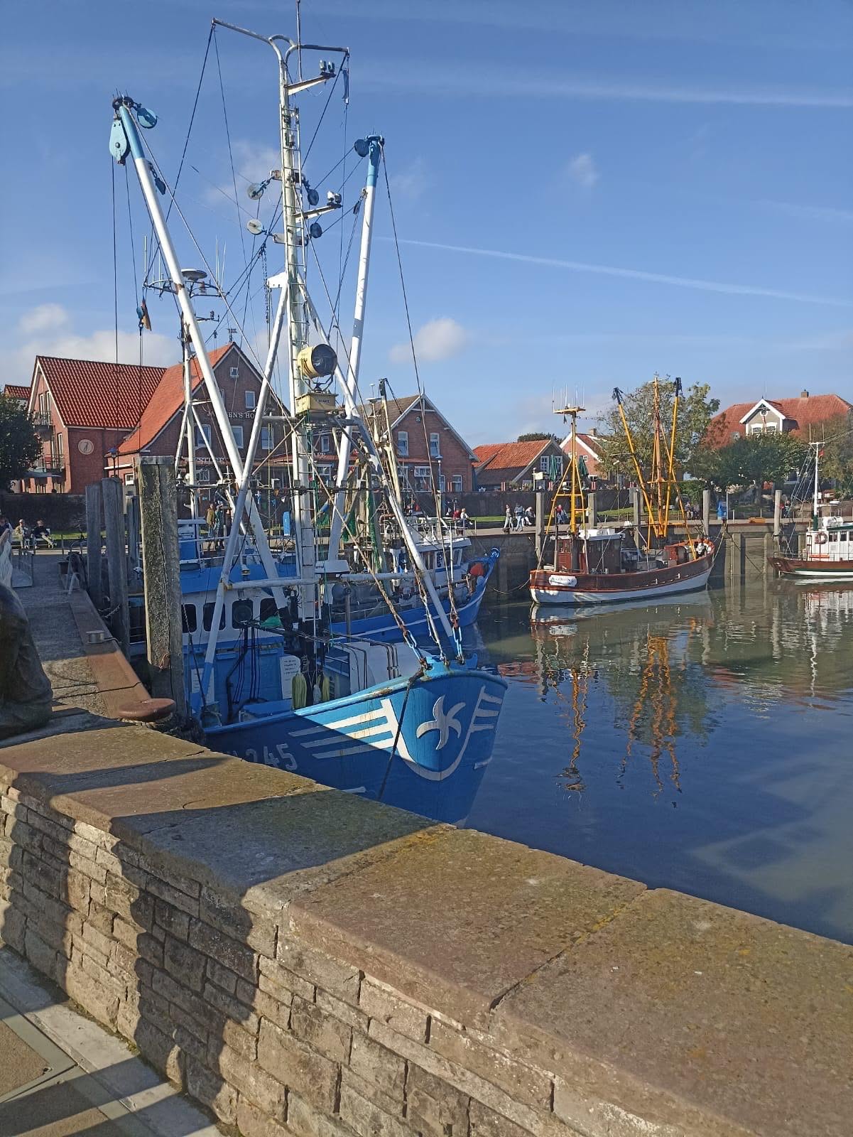 Am Hafen von Neuharlingersiel ist auch das Hotel, in dem die Gäste untergebracht wurden.